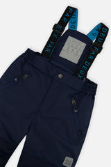Deux par Deux boys PLAY snowsuit, light and dark blue – close-up of the suspenders and zippered pant pockets