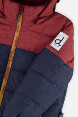 Deux par Deux boys PLAY snowsuit, navy and burgundy – close-up of the water-repellent jacket shell and logo patch