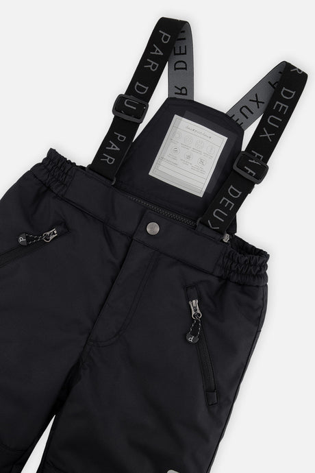 Deux par Deux boys PLAY snowsuit, red and black – close-up of the suspenders and zippered pant pockets