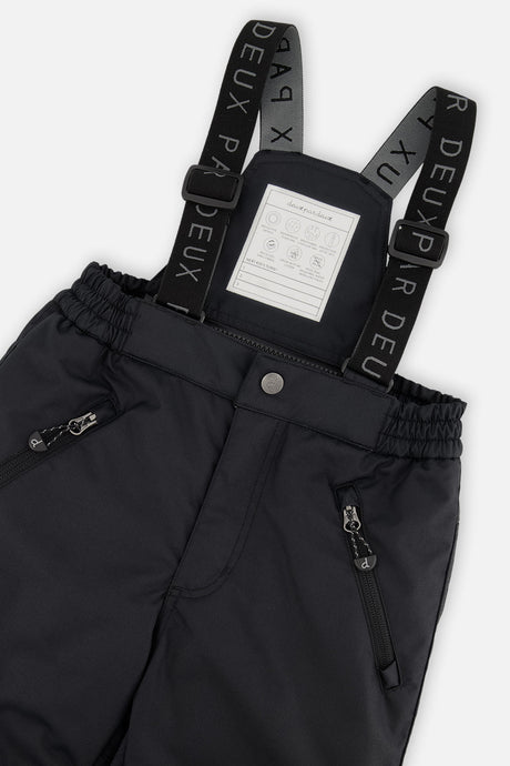 Deux par Deux boys PLAY snowsuit, all-black – close-up of the suspenders and zippered pant pockets