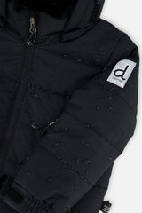 Deux par Deux boys PLAY snowsuit, all-black – close-up of the water-repellent jacket shell and logo patch