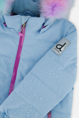 Deux par Deux girls PLAY snowsuit, light blue – close-up of the water-repellent jacket shell and logo patch