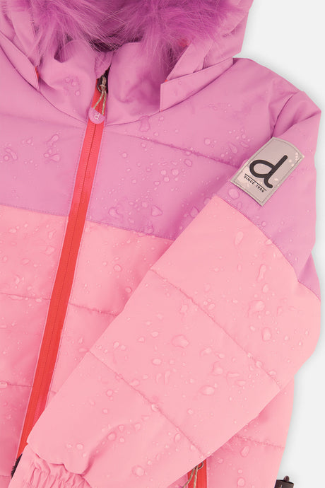 Deux par Deux girls PLAY snowsuit, pinkish violet and pink – close-up of the water-repellent jacket shell and logo patch