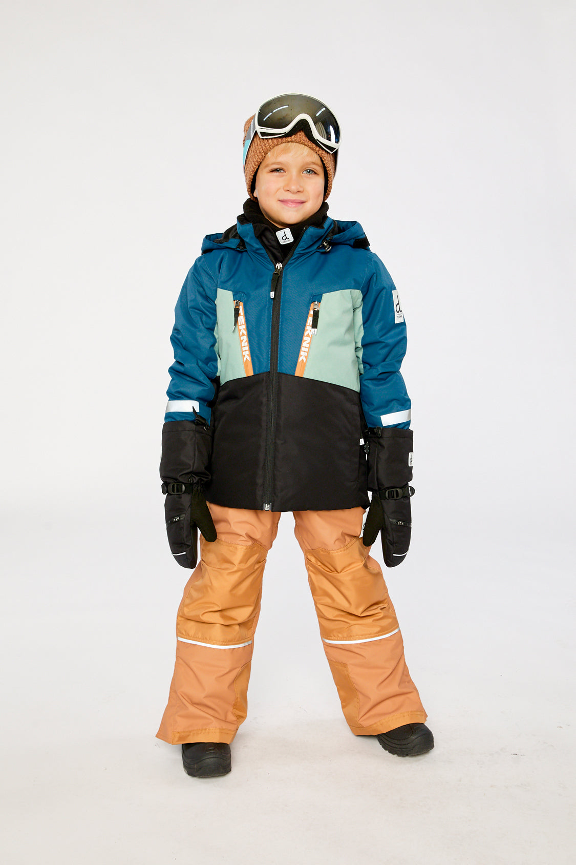 Child wearing the Deux par Deux TEKNIK two-piece snowsuit in Navy Blue in a winter lookbook view